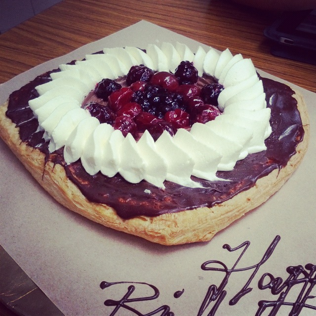 birthday cake from Tommy le Baker